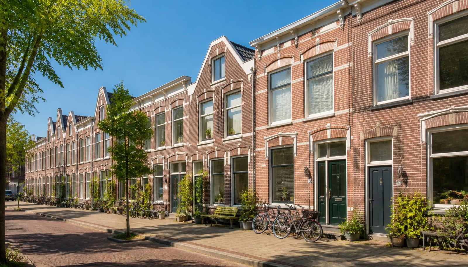 Typische Nederlandse rijwoningen in een zonnige straat